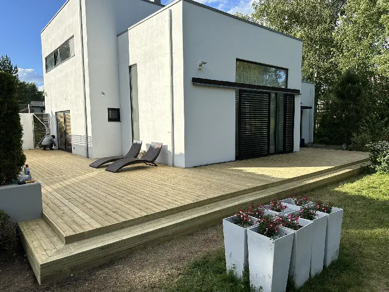 Valminud puidust terrass Tiskre projektis